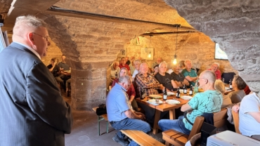 Biergenuss im historischen Gewölbekeller der Heldenburg