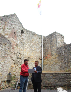 Thomas Oppermann studiert die Pläne für die Burgkapelle der Heldenburg